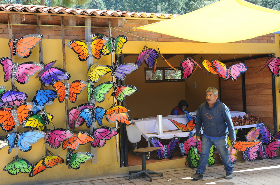 Các món quà lưu niệm hình bướm Vua được bày bán dọc đường vào khu dự trữ sinh quyển. (Ảnh: Việt Hùng/Vietnam+)