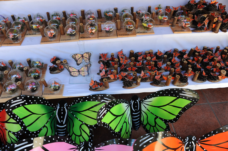 Các món quà lưu niệm hình bướm Vua được bày bán dọc đường vào khu dự trữ sinh quyển. (Ảnh: Việt Hùng/Vietnam+)