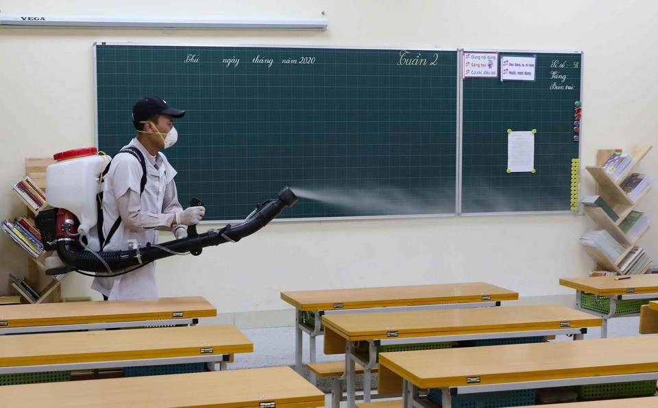 Phun thuốc khử trùng Chloramin B tại trường Tiểu học Hoàng Diệu, quận Ba Đình, Hà Nội. (Ảnh: Thanh Tùng/TTXVN)