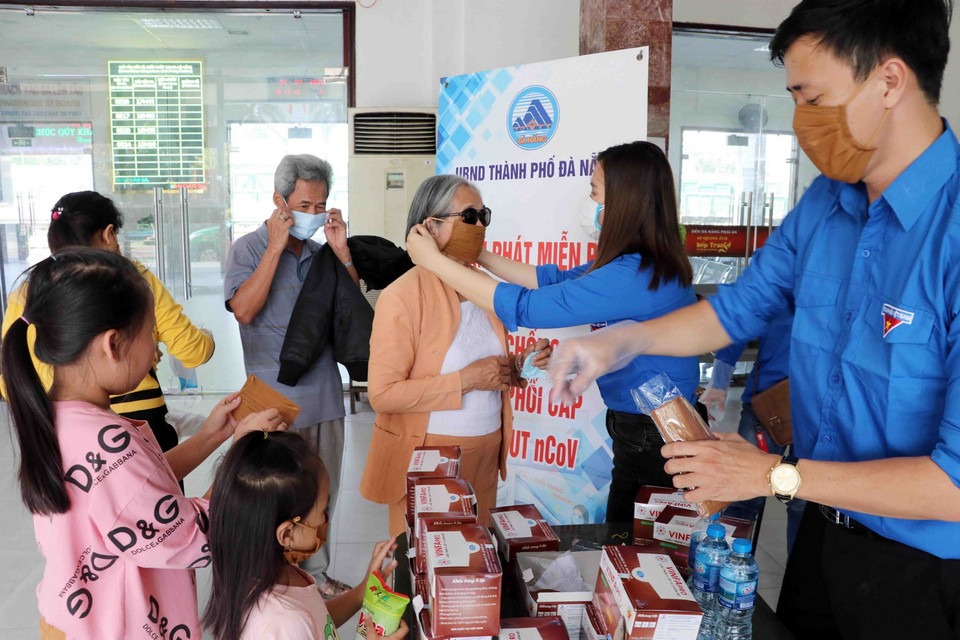 Học sinh Trường Tiểu học Chu Văn An, thành phố Đồng Hới, tỉnh Quảng Bình thực hiện nghiêm túc việc rửa tay trước khi ăn nhằm phòng chóng dịch bệnh nCoV. (Ảnh: Văn Tý/TTXVN)