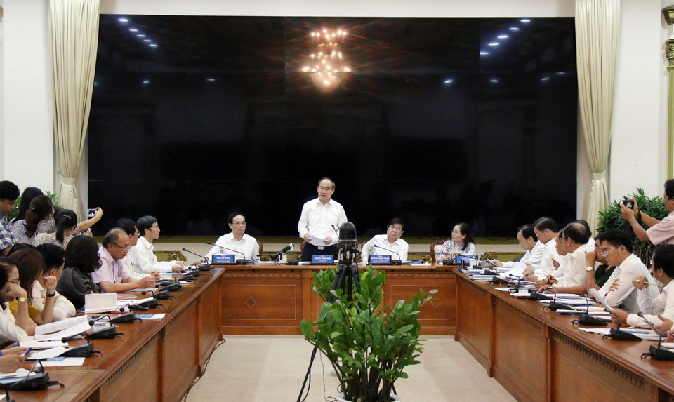 Chiều 3/2 vừa qua, Ủy viên Bộ Chính trị, Bí thư Thành ủy Thành phố Hồ Chí Minh Nguyễn Thiện Nhân chủ trì cuộc họp với các sở ngành, quận, huyện về triển khai công tác phòng chống bệnh viêm đường hô hấp cấp do nCoV gây ra. Thành phố dự kiến xây dựng bệnh viện dã chiến tại hai cơ sở, phù hợp với tình hình dịch bệnh nCoV. (Ảnh: Tiến Lực/TTXVN)