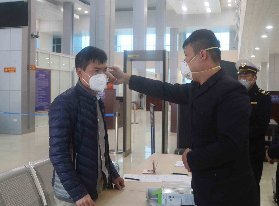 Đo thân nhiệt những người nhập cảnh vào Việt Nam tại Khu Kinh tế Cửa khẩu Trà Lĩnh, tỉnh Cao Bằng. (Ảnh: Chu Hiệu/TTXVN)