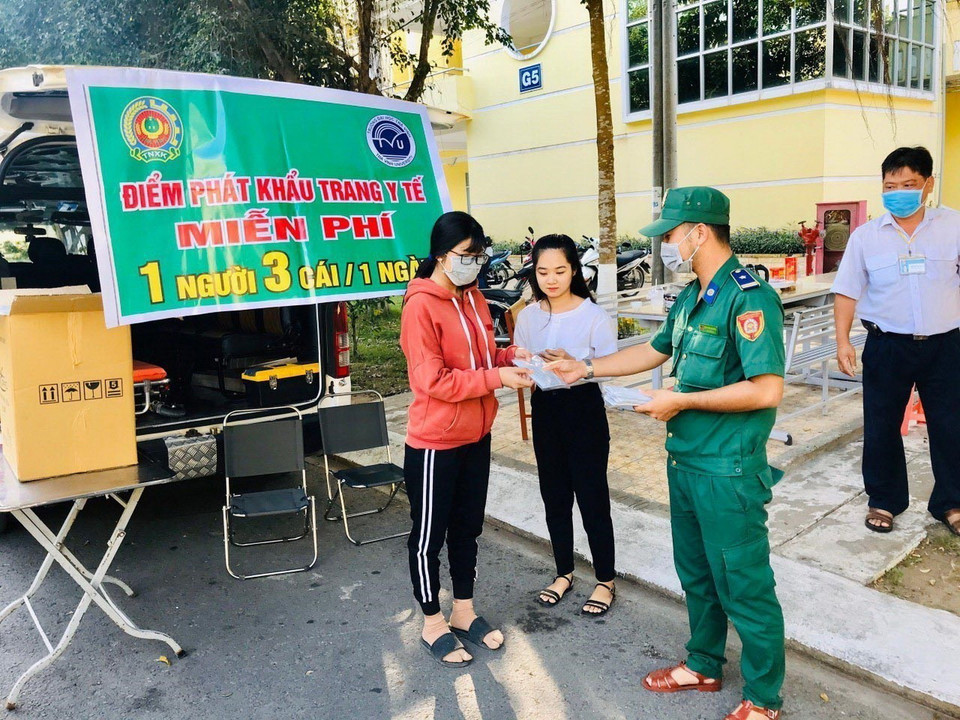 Đội thanh niên xung kích cứu thương ở khóm 4, phường 5, thành phố Trà Vinh tổ chức cấp phát miễn phí 14.000 khẩu trang y tế cho học sinh, sinh viên và người dân. (Ảnh: Phúc Sơn/TTXVN)