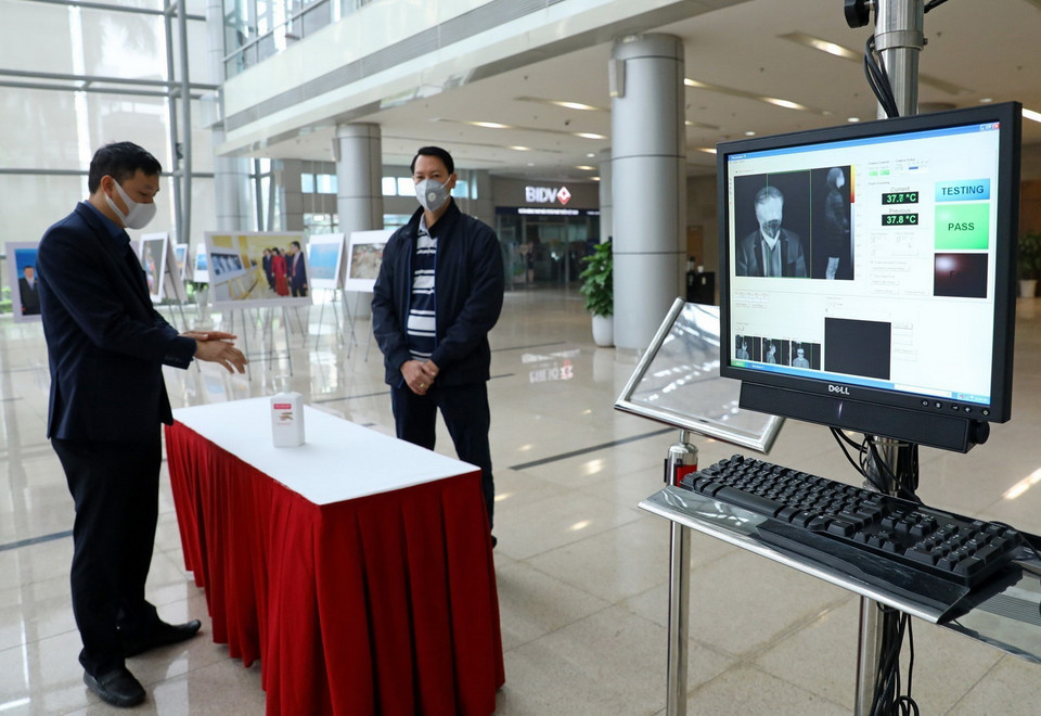 Tại tòa nhà của Tập đoàn Điện lực Việt Nam ở Hà Nội, nơi làm việc của 2.000 cán bộ công nhân viên và hằng ngày có khoảng 600 khách đến liên hệ công tác, đã được lắp đặt máy đo thân nhiệt, bố trí phòng cách ly tạm thời; khử trùng toàn bộ toà nhà, đặt dung dịch sát khuẩn tại các vị trí thuận lợi, phát khẩu trang, thuốc súc miệng, xịt mũi họng cho CBCNV làm việc trong toà nhà. (Ảnh: Ngọc Hà/TTXVN)