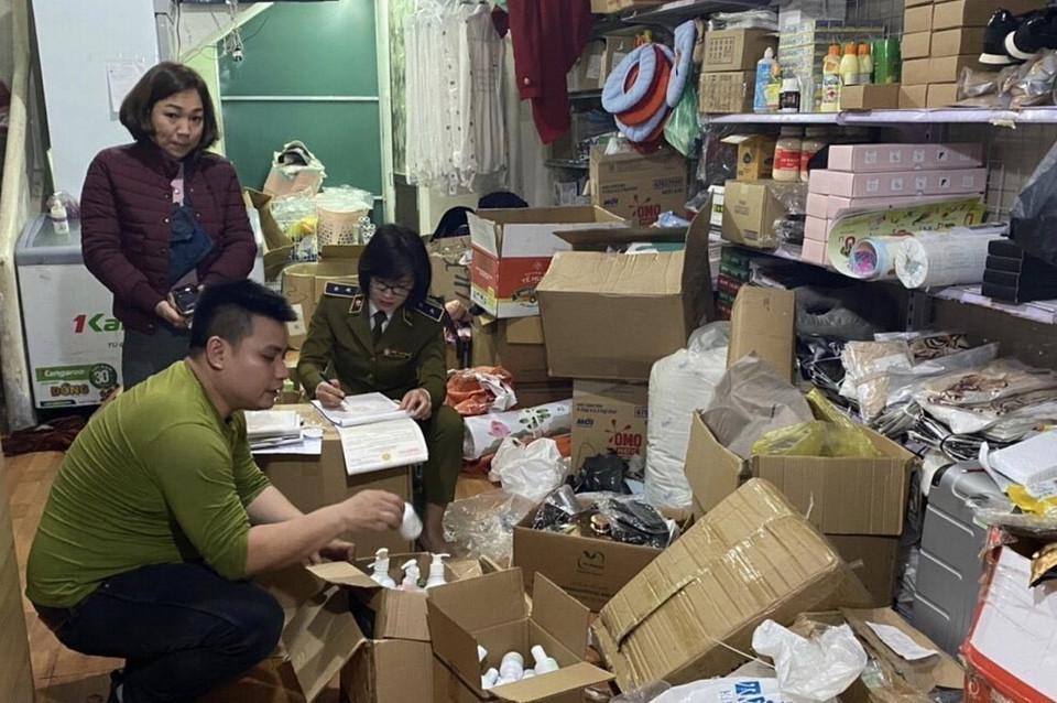 Lực lượng QLTT Hà Nội kiểm tra, thu giữ hơn 3000 khẩu trang không có hoá đơn chứng từ của một đơn vị kinh doanh tại ngõ 290 phố Kim Mã, quận Ba Đình, Hà Nội, ngày 4/2. (Ảnh: Trần Việt/TTXVN)