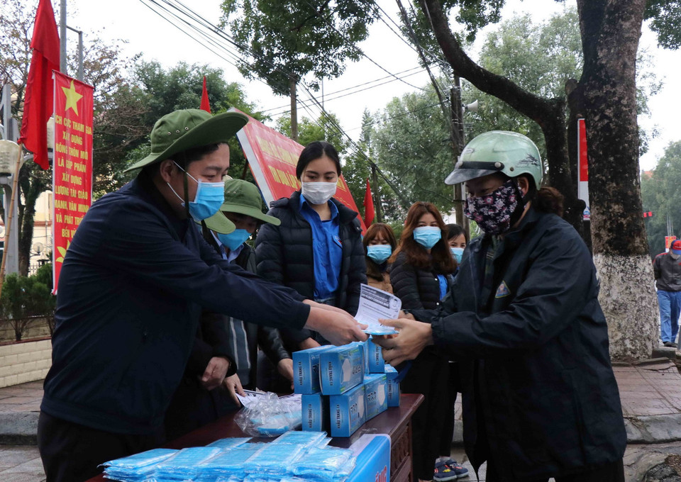 Người dân đến nhận khẩu trang miễn phí tại xã thị trấn Thứa, huyện Lương Tài, tỉnh Bắc Ninh. (Ảnh: Thanh Thương/TTXVN)