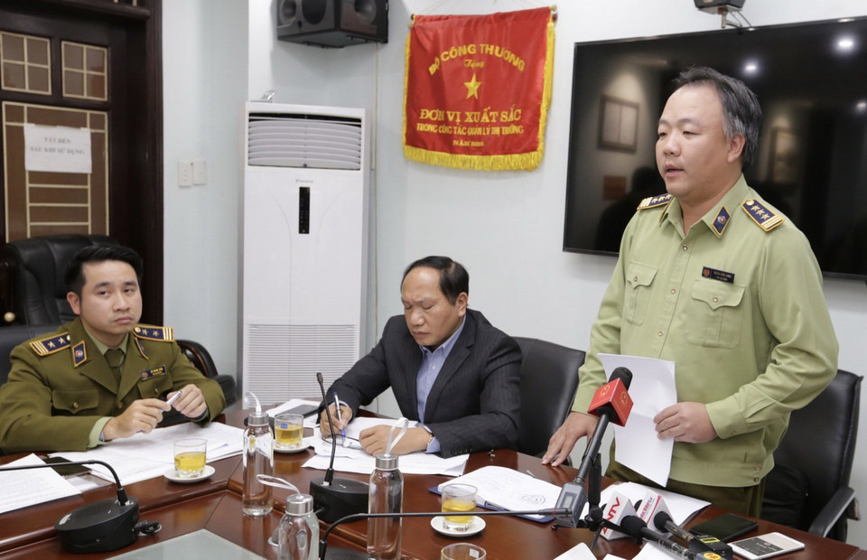 Ban Chỉ đạo 389 Thành phố Hà Nội họp với các đơn vị chức năng triển khai công tác kiểm tra, kiểm soát thị trường phục vụ công tác phòng, chống dịch, chiều 4/2. (Ảnh: Trần Việt/TTXVN)