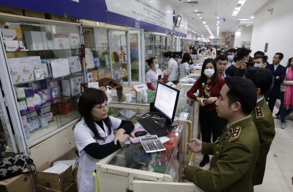  Lực lượng QLTT Hà Nội kiểm tra, tuyên truyền các cửa hàng kinh doanh thuốc, dụng cụ y tế tại Trung tâm phân phối thuốc Hapulico, quận Thanh Xuân. (Ảnh: Trần Việt/TTXVN)