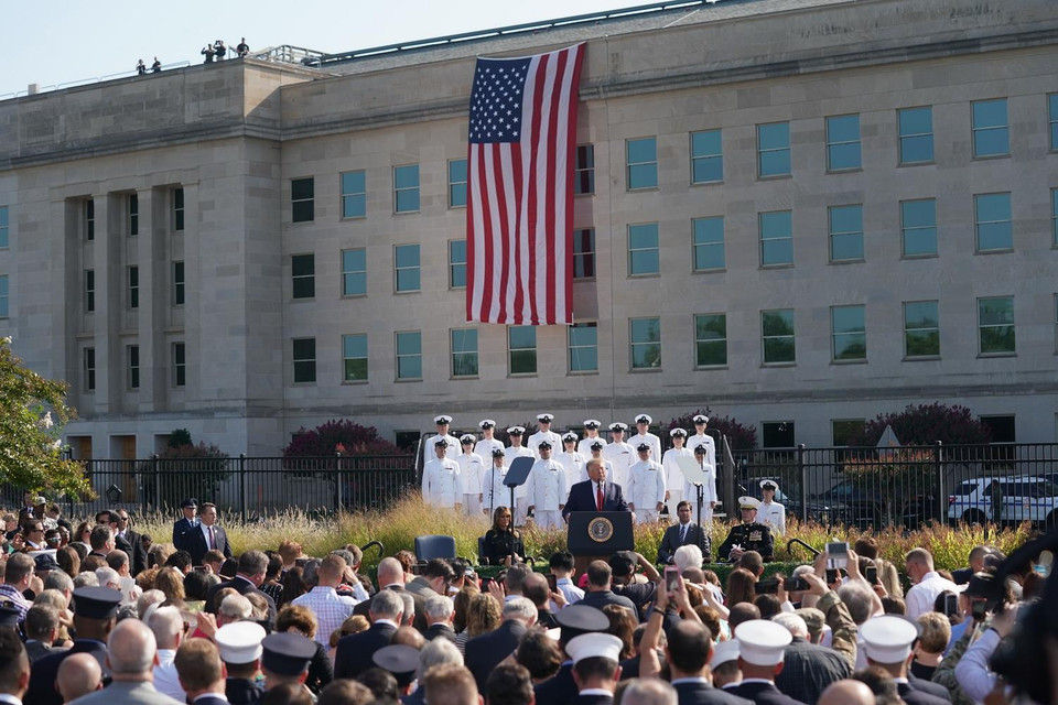 Tổng thống Mỹ Donald Trump (giữa) phát biểu tại lễ tưởng niệm 18 năm vụ tấn công khủng bố đẫm máu 11/9 ở Lầu Năm góc ở Arlington, Virginia, ngày 11/9. (Ảnh: THX/TTXVN)