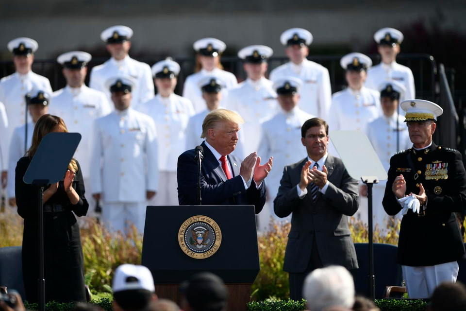 Tổng thống Mỹ Donald Trump (giữa, trái) dự lễ tưởng niệm 18 năm vụ tấn công khủng bố đẫm máu 11/9 tại Lầu Năm góc ở Arlington, Virginia. (Ảnh: THX/TTXVN)