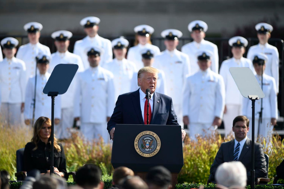 Tổng thống Mỹ Donald Trump (giữa, trái) dự lễ tưởng niệm 18 năm vụ tấn công khủng bố đẫm máu 11/9 tại Lầu Năm góc ở Arlington, Virginia. (Ảnh: THX/TTXVN)