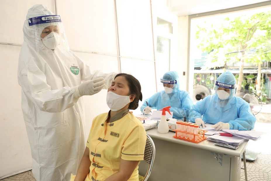 Người dân ở phường Thượng Đình, quận Thanh Xuân, đi lấy mẫu xét nghiệm - ngày 16/7. (Ảnh: Minh Quyết/TTXVN)