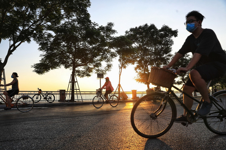  Người dân vẫn chưa lường trước được những nguy hiểm mà Hà Nội đang phải gồng mình chống đỡ, ý thức người dân chấp hành lệnh cấm rất kém. (Ảnh: Thành Đạt/TTXVN)
