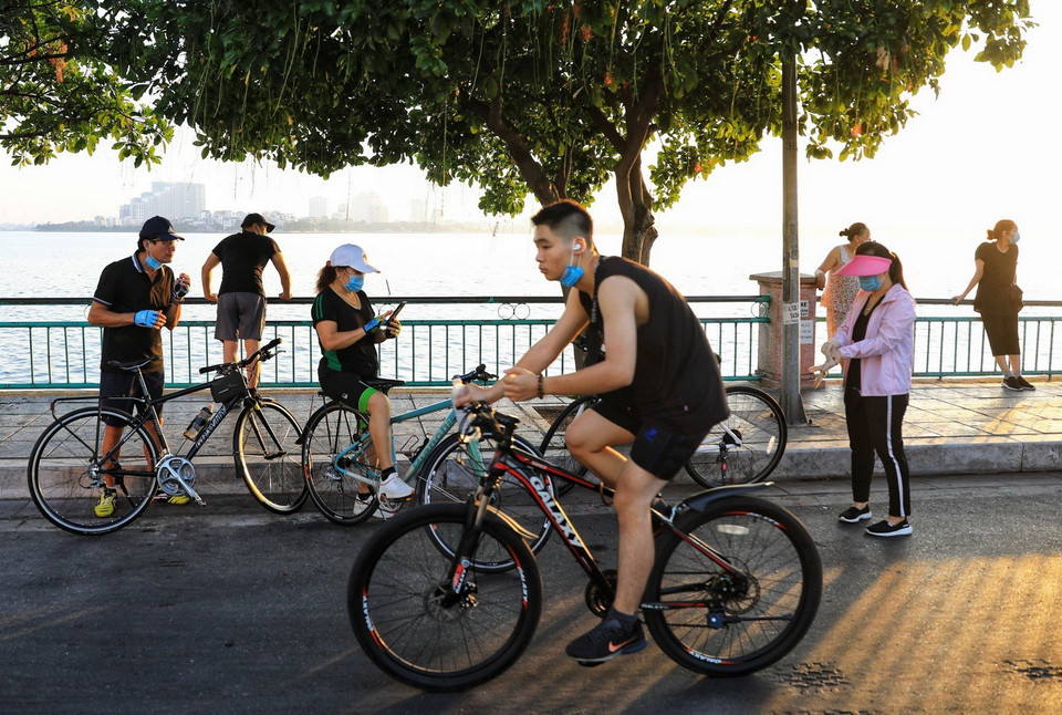  Trước tình hình dịch bệnh đang rất căng thẳng nhưng dường như người dân vẫn chưa lường trước được những nguy hiểm mà Hà Nội đang phải gồng mình chống đỡ, ý thức người dân chấp hành lệnh cấm rất kém. (Ảnh: Thành Đạt/TTXVN)