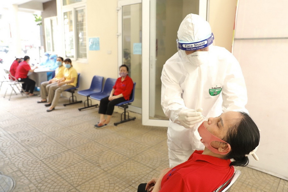  Nhân viên y tế phường Thượng Đình (quận Thanh Xuân) lấy mẫu cho người có nguy cơ cao trên địa bàn, ngày 16/7. (Ảnh: Minh Quyết/TTXVN)