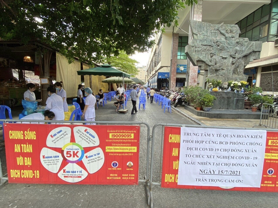  Lấy mẫu cho người có nguy cơ cao tại khu vực chợ Đồng Xuân, ngày 15/7. (Ảnh: TTXVN phát)