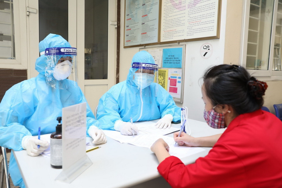 Nhân viên thuộc các tòa nhà khu vực phường Thượng Đình đến lấy mẫu ngày 16/7. (Ảnh: Minh Quyết/TTXVN)