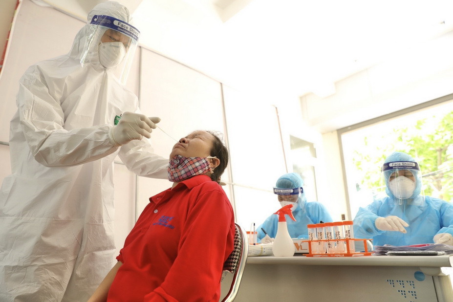  Lấy mẫu cho người có nguy cơ cao ở phường Thượng Đình, quận Thanh Xuân, ngày 16/7. (Ảnh: Minh Quyết/TTXVN)