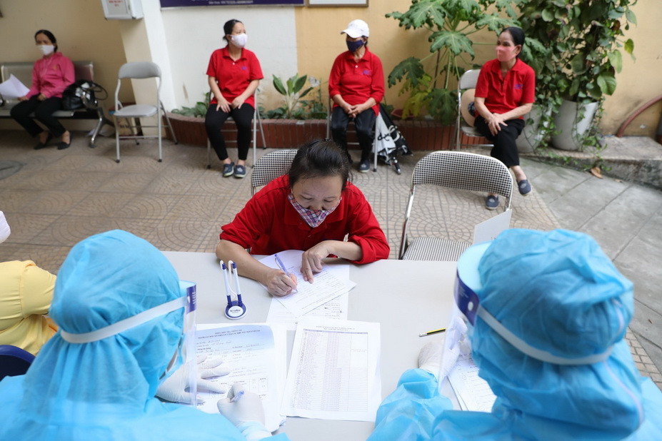 Lấy mẫu xét nghiệm cho nhân viên thuộc các tòa nhà khu vực phường Thượng Đình ngày 16/7. (Ảnh: Minh Quyết/TTXVN)