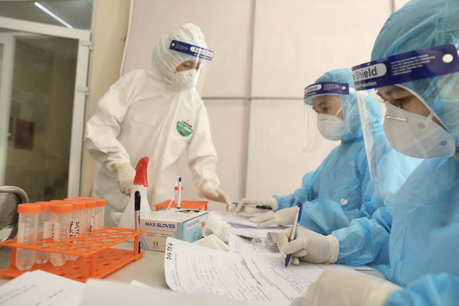  Các mẫu được lấy gộp 10 cho lần xét nghiệm ngày 16/7. (Ảnh: Minh Quyết/TTXVN)