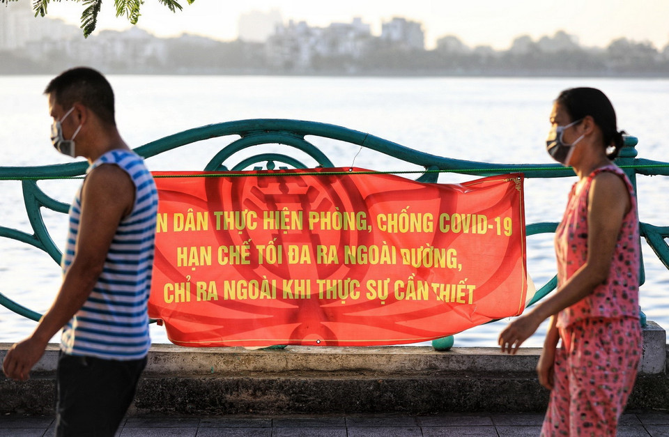  Dù đã tuyên truyền hạn chế ra đường, dừng triệt để các hoạt động vui chơi, tập thể dục, tụ tập đông người nhưng người dân vẫn phớt lờ lệnh cấm. (Ảnh: Thành Đạt/TTXVN)