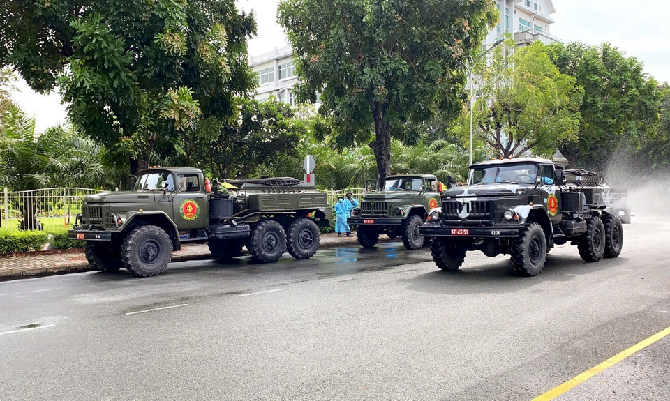 Lực lượng hóa học Quân khu 7 tăng cường phun xịt thuốc khử trùng khu vực Khu chế xuất, Khu công nghiệp thành phố. (Ảnh: TTXVN)