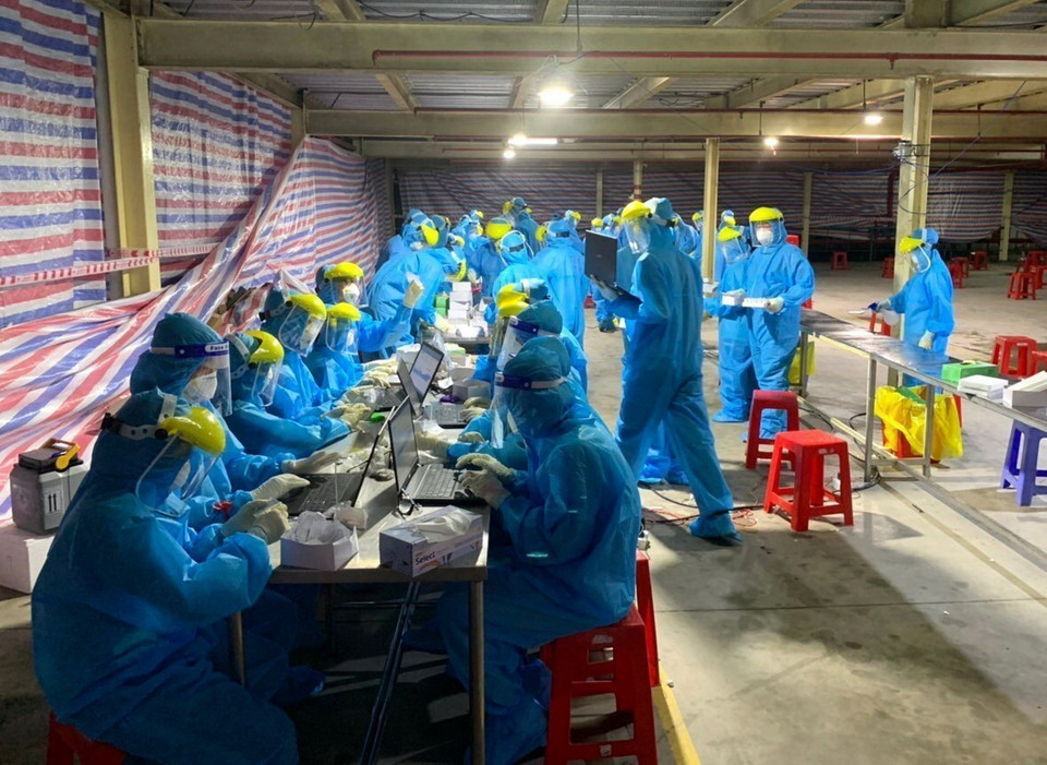  Test nhanh phát hiện virus SARS-CoV-2 cho công nhân khu công nghiệp tại Vĩnh Long. (Ảnh: TTXVN)
