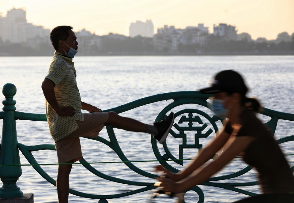  Trước tình hình dịch bệnh đang rất căng thẳng nhưng dường như người dân vẫn chưa lường trước được những nguy hiểm mà Hà Nội đang phải gồng mình chống đỡ, ý thức người dân chấp hành lệnh cấm rất kém. (Ảnh: Thành Đạt/TTXVN)