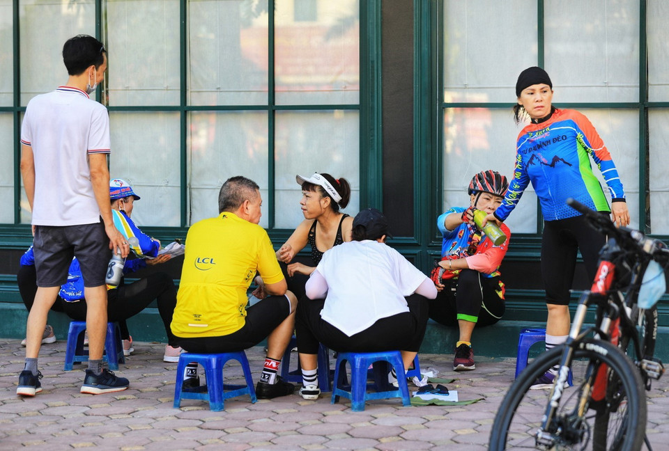  Người dân hồn nhiên tháo khẩu trang, tụ tập uống nước - chụp 7h sáng 16/7. (Ảnh: Thành Đạt/TTXVN)