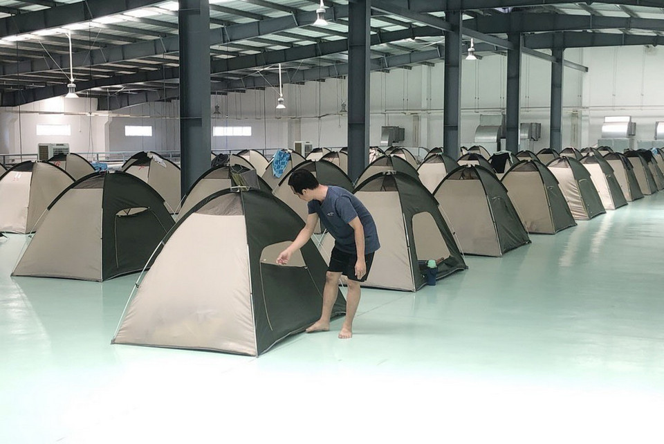  Khi lưu trú, công nhân Công ty Daikan Việt Nam thực hiện 3 tại chỗ chống dịch để sản xuất. (Ảnh: Công Phong/TTXVN)