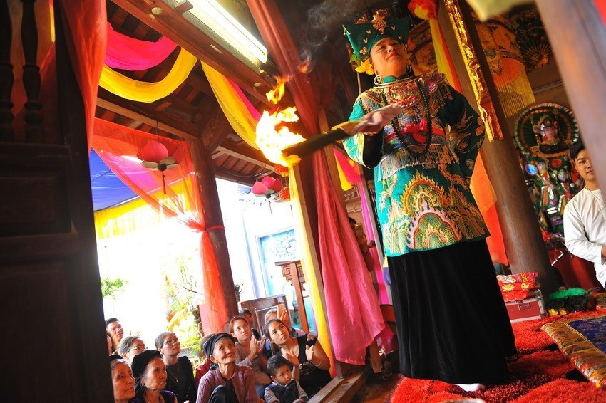 Điệu múa của Thanh Đồng cũng được thay đổi theo đặc điểm của giá. Giá quan thường múa cờ, múa kiếm, long đao, kích; giá các chầu bà thì múa quạt, múa mồi, múa tay không; giá ông hoàng thì có múa khăn tấu, múa tay không, múa cờ; giá các cô múa quạt, múa hoa, chèo đò, múa thêu thùa, múa khăn lụa... (Ảnh: Minh Đức/TTXVN)