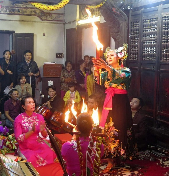 Thực hành nghi lễ hầu đồng tại Phủ Tiên Hương, huyện Vụ Bản, tỉnh Nam Định. (Ảnh: Văn Đạt/TTXVN)