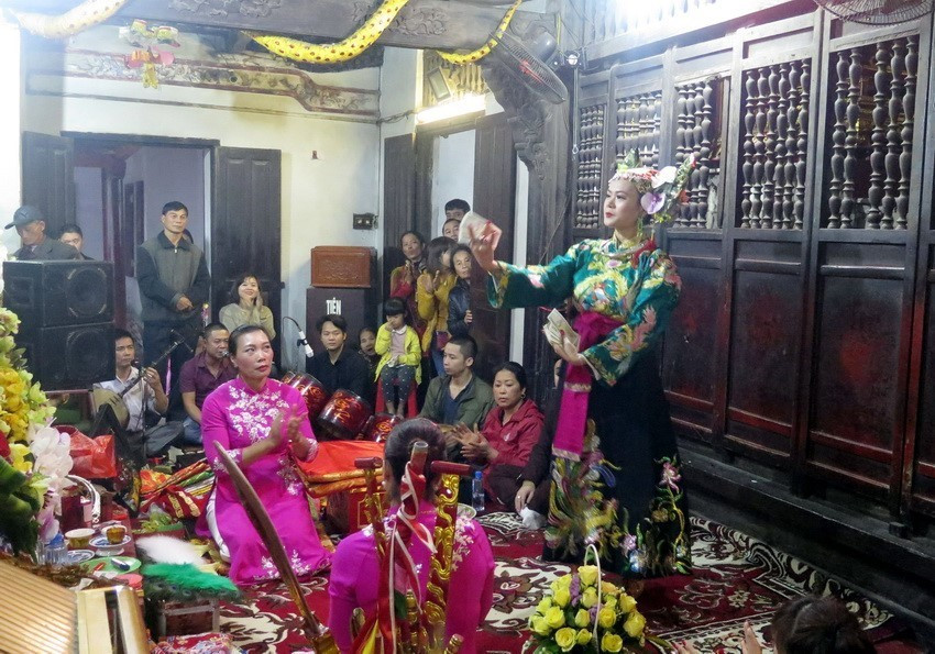 Thực hành nghi lễ hầu đồng tại Phủ Tiên Hương, huyện Vụ Bản, tỉnh Nam Định. (Ảnh: Văn Đạt/TTXVN)