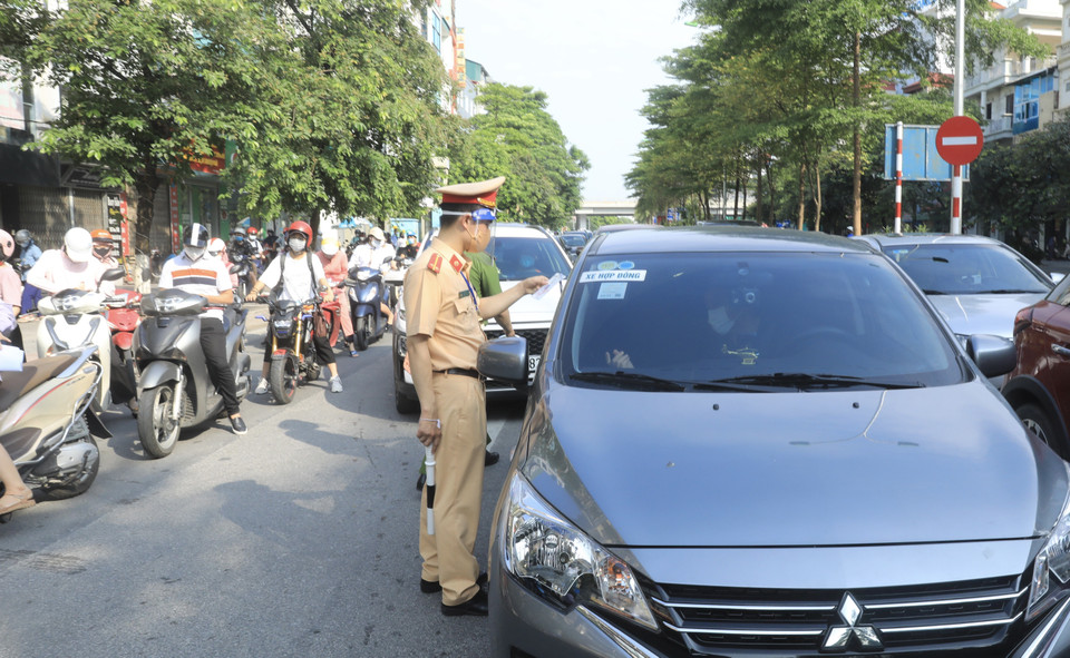 Trước những diễn biến phức tạp của dịch COVID-19, Hà Nội siết chặt việc thực hiện Chị thị 16 của Thủ tướng bằng việc thành lập nhiều chốt kiểm tra, yêu cầu người dân ra ngoài, đi làm phải có giấy tờ tùy thân, giấy xác nhận đi làm có đóng dấu của cơ quan, đơn vị. (Ảnh: Lâm Khánh/TTXVN) 