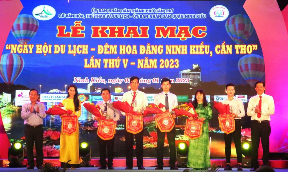 Các đơn vị nhận trao cờ lưu niệm tham gia Ngày hội. (Ảnh: Ánh Tuyết/TTXVN)