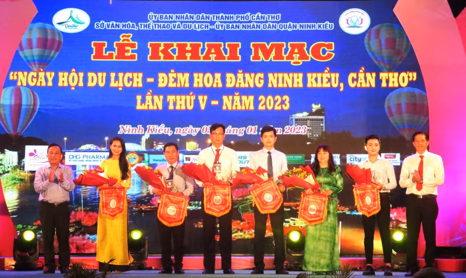 Các đơn vị nhận trao cờ lưu niệm tham gia Ngày hội. (Ảnh: Ánh Tuyết/TTXVN)
