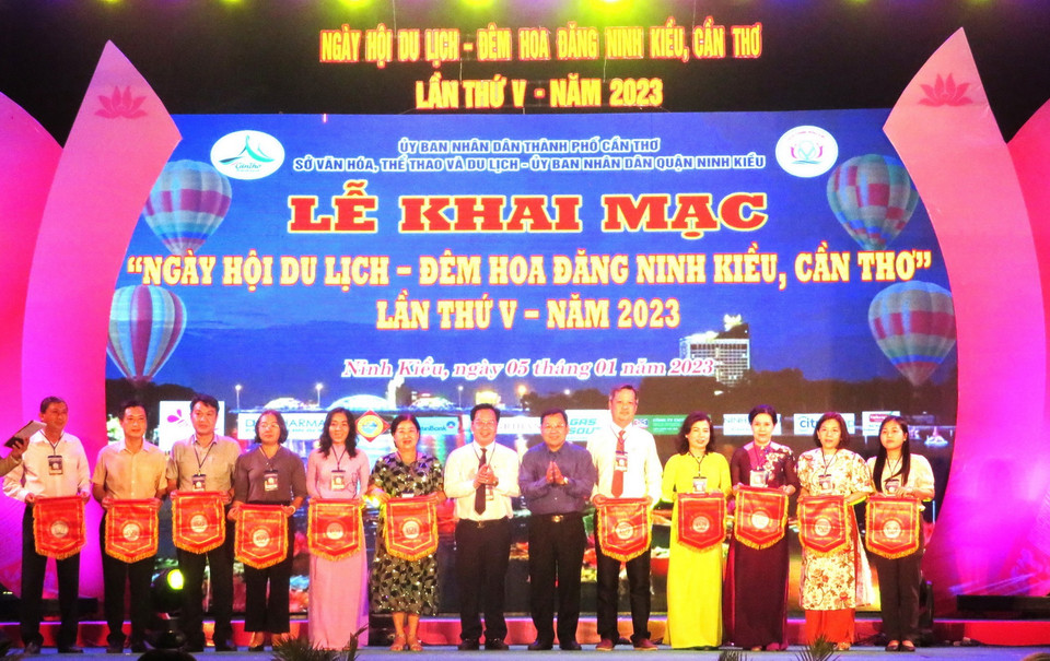 Trao cờ lưu niệm cho các đơn vị tham gia Ngày hội. (Ảnh: Ánh Tuyết/TTXVN)