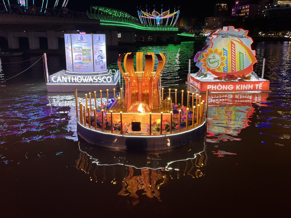 Hoa đăng rực rỡ trong đêm khai mạc. (Ảnh: Ánh Tuyết/TTXVN)