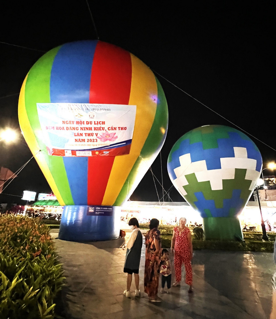 Sự xuất hiện lần đầu tiên của khinh khí cầu tại Ngày hội. (Ảnh: Ánh Tuyết/TTXVN)