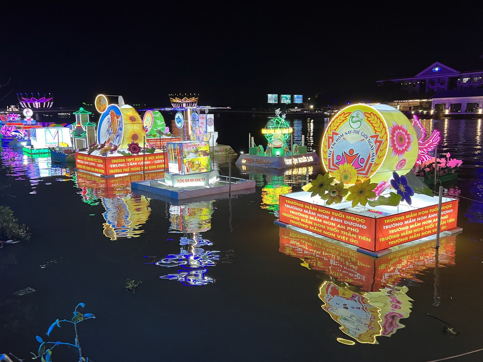 Hoa đăng của các trường học trong đêm khai mạc. (Ảnh: Ánh Tuyết/TTXVN)