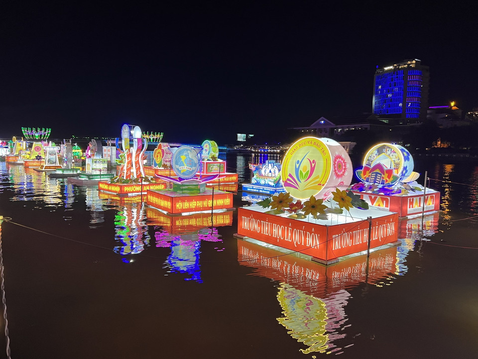 Hình ảnh hoa đăng rực rỡ. (Ảnh: Ánh Tuyết/TTXVN)