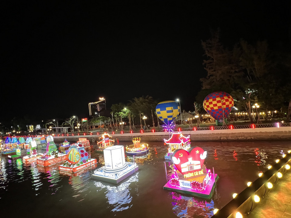 Hình ảnh hoa đăng rực rỡ. (Ảnh: Ánh Tuyết/TTXVN)