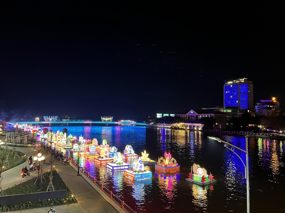 Hình ảnh hoa đăng rực rỡ. (Ảnh: Ánh Tuyết/TTXVN)