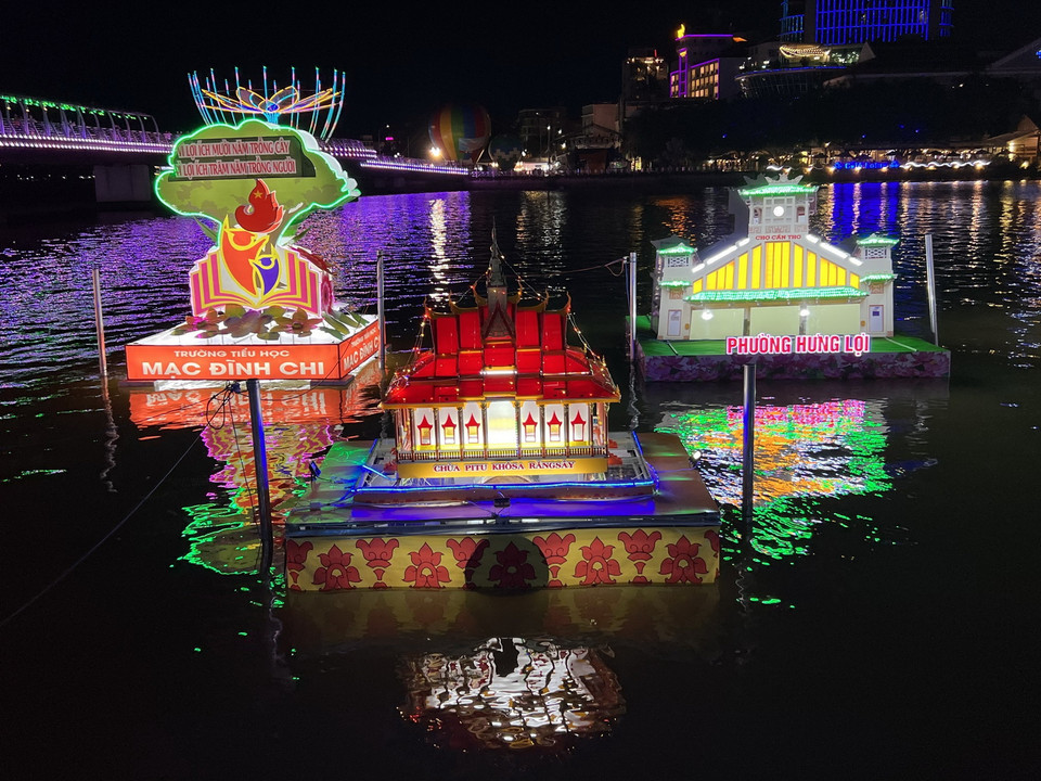 Hoa đăng rực rỡ tại Ngày hội Du lịch "Đêm hoa đăng Ninh Kiều, Cần Thơ.” (Ảnh: Ánh Tuyết/TTXVN)