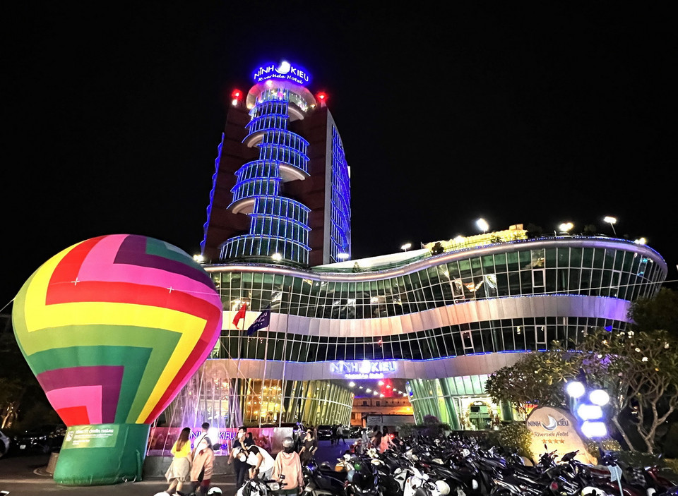 Sự xuất hiện lần đầu tiên của khinh khí cầu tại Ngày hội. (Ảnh: Ánh Tuyết/TTXVN)