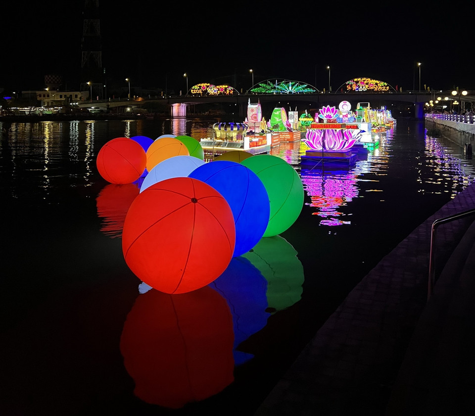 Hình ảnh hoa đăng rực rỡ. (Ảnh: Ánh Tuyết/TTXVN)