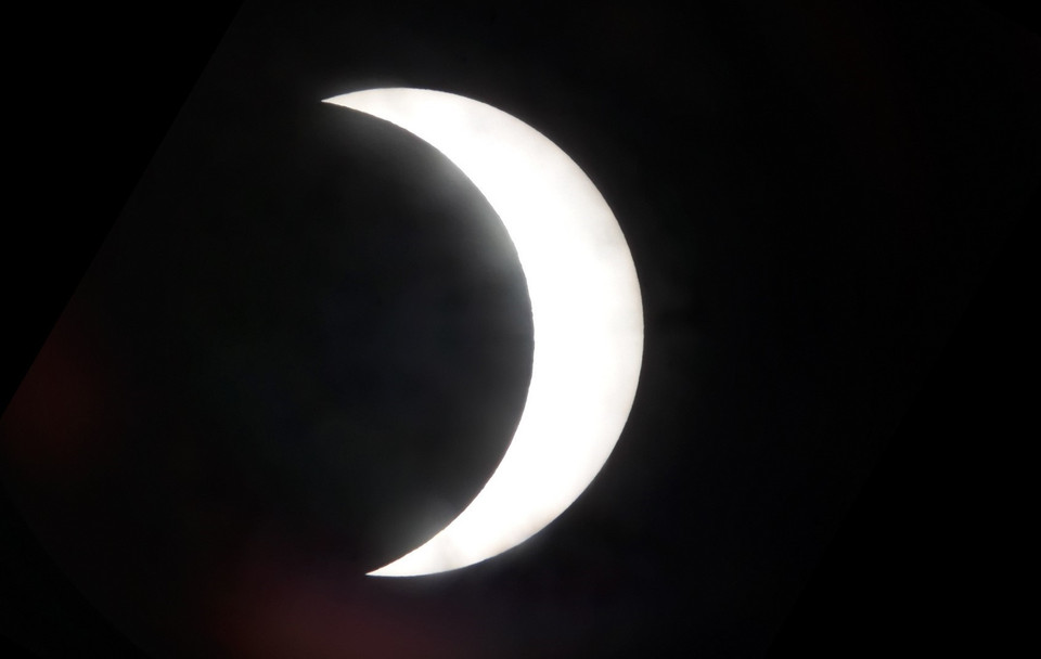 Nhật thực một phần với độ che phủ khoảng 70% diễn ra lúc 15 giờ được chụp qua ống kính thiên văn. (Ảnh: Thành Đạt/TTXVN)