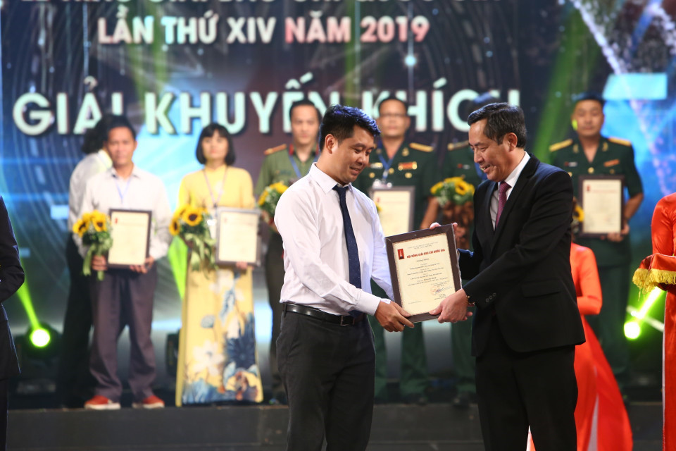 Ủy viên Trung ương Đảng, Tổng Biên tập báo Nhân Dân, Chủ tịch Hội Nhà báo Việt Nam Thuận Hữu trao giải Khuyến khích cho tác giả Dương Văn Giang (Ban Biên tập Ảnh, Liên Chi hội Nhà báo TTXVN). (Ảnh: Minh Quyết/TTXVN)