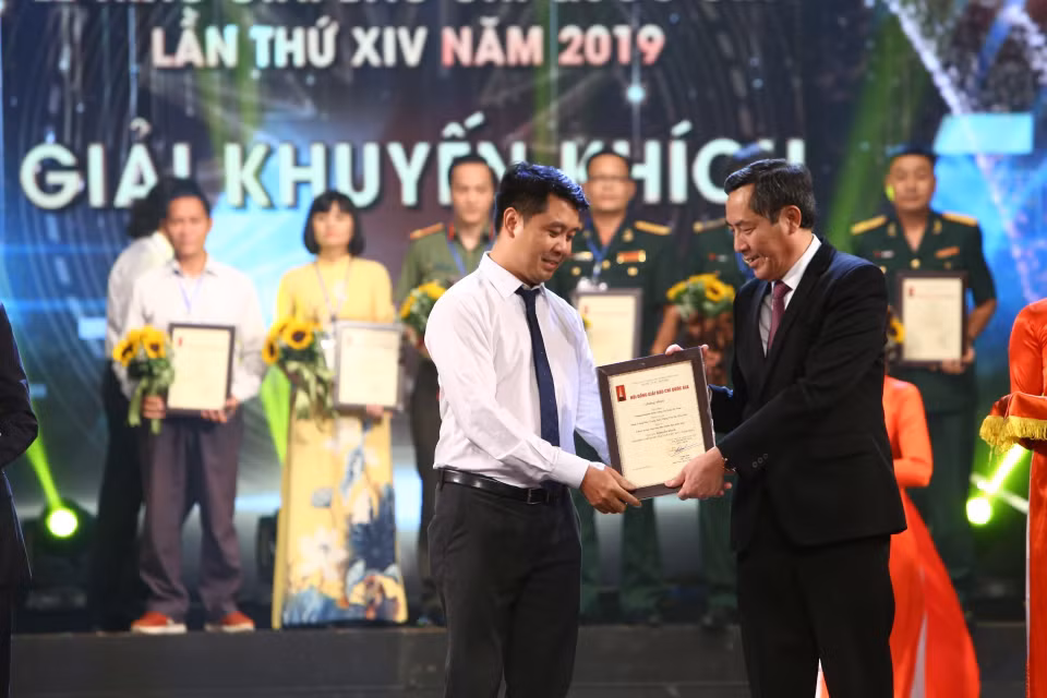 Ủy viên Trung ương Đảng, Tổng Biên tập báo Nhân Dân, Chủ tịch Hội Nhà báo Việt Nam Thuận Hữu trao giải Khuyến khích cho tác giả Dương Văn Giang (Ban Biên tập Ảnh, Liên Chi hội Nhà báo TTXVN). (Ảnh: Minh Quyết/TTXVN)