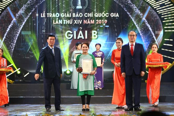Đồng chí Võ Văn Thưởng, Ủy viên Bộ Chính trị, Bí thư Trung ương Đảng, Trưởng ban Tuyên giáo Trung ương và đồng chí Nguyễn Thiện Nhân, Ủy viên Bộ Chính trị, Bí thư Thành ủy TP Hồ Chí Minh trao Giải B cho tác giả, nhóm tác giả có tác phẩm đoạt giải. (Ảnh: Minh Quyết/TTXVN)